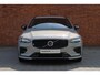 Volvo V60 T6 Plug-in hybrid AWD Plus Dark | Verwarmbare stoelen voor/achter | Harman/Kardon Audio installatie | Adaptieve Cruise Control | 360 graden "Fish-Eye" Camera | Elektrische achterklep | Panoramisch Schuif-/kantel -dak | Elektrisch verstelbare stoelen met memory functie | Lichtmetalen velgen 19'' | Exterieur styling kit