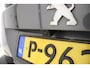 Peugeot 2008 1.2T 130pk Automaat Allure Pack | Achteruitrijcamera | Lichtmetalen velgen | Gris Platinium | Navigatie | Keyless Start | LED koplampen