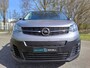 Opel Vivaro-e L3 75 kWh 136pk AUTOMAAT | ACTIE OP = OP! | NAVI | Multimedia | Apple Carplay | Android Auto | Parkeersensoren achter | Bestuurdersstoel comfort | Bank voorpassagiers met opbergruimte| ECall pakket met geprogrammeerd voorverwarmen | Laadkabel | Reservewiel | van €48.669 voor €32.300 ex. BTW | N305013