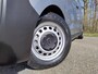 Opel Vivaro-e L3 75 kWh 136pk AUTOMAAT | ACTIE OP = OP! | NAVI | Multimedia | Apple Carplay | Android Auto | Parkeersensoren achter | Bestuurdersstoel comfort | Bank voorpassagiers met opbergruimte| ECall pakket met geprogrammeerd voorverwarmen | Laadkabel | Reservewiel | van €48.669 voor €32.300 ex. BTW | N305013