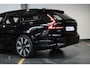 Volvo V90 T6 Automaat Plug-in hybrid AWD Ultra Dark | Panoramadak | Semi elektrische wegklapbare trekhaak | Premium audio by Harman Kardon | 360° parkeercamera | Verwarmbare voorstoelen, achterbank en stuurwiel | Gelamineerde zijruiten | Head-up display |