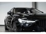 Volvo V90 T6 Automaat Plug-in hybrid AWD Ultra Dark | Panoramadak | Semi elektrische wegklapbare trekhaak | Premium audio by Harman Kardon | 360° parkeercamera | Verwarmbare voorstoelen, achterbank en stuurwiel | Gelamineerde zijruiten | Head-up display |