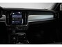 Volvo V90 T6 Automaat Plug-in hybrid AWD Ultra Dark | Panoramadak | Semi elektrische wegklapbare trekhaak | Premium audio by Harman Kardon | 360° parkeercamera | Verwarmbare voorstoelen, achterbank en stuurwiel | Gelamineerde zijruiten | Head-up display |