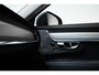 Volvo V90 T6 Automaat Plug-in hybrid AWD Ultra Dark | Panoramadak | Semi elektrische wegklapbare trekhaak | Premium audio by Harman Kardon | 360° parkeercamera | Verwarmbare voorstoelen, achterbank en stuurwiel | Gelamineerde zijruiten | Head-up display |