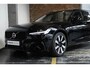 Volvo V90 T6 Automaat Plug-in hybrid AWD Ultra Dark | Panoramadak | Semi elektrische wegklapbare trekhaak | Premium audio by Harman Kardon | 360° parkeercamera | Verwarmbare voorstoelen, achterbank en stuurwiel | Gelamineerde zijruiten | Head-up display |