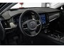 Volvo V90 T6 Automaat Plug-in hybrid AWD Ultra Dark | Panoramadak | Semi elektrische wegklapbare trekhaak | Premium audio by Harman Kardon | 360° parkeercamera | Verwarmbare voorstoelen, achterbank en stuurwiel | Gelamineerde zijruiten | Head-up display |