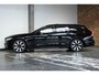 Volvo V90 T6 Automaat Plug-in hybrid AWD Ultra Dark | Panoramadak | Semi elektrische wegklapbare trekhaak | Premium audio by Harman Kardon | 360° parkeercamera | Verwarmbare voorstoelen, achterbank en stuurwiel | Gelamineerde zijruiten | Head-up display |