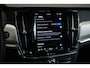 Volvo V90 T6 Automaat Plug-in hybrid AWD Ultra Dark | Panoramadak | Semi elektrische wegklapbare trekhaak | Premium audio by Harman Kardon | 360° parkeercamera | Verwarmbare voorstoelen, achterbank en stuurwiel | Gelamineerde zijruiten | Head-up display |