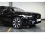 Volvo V90 T6 Automaat Plug-in hybrid AWD Ultra Dark | Panoramadak | Semi elektrische wegklapbare trekhaak | Premium audio by Harman Kardon | 360° parkeercamera | Verwarmbare voorstoelen, achterbank en stuurwiel | Gelamineerde zijruiten | Head-up display |