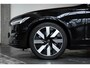 Volvo V90 T6 Automaat Plug-in hybrid AWD Ultra Dark | Panoramadak | Semi elektrische wegklapbare trekhaak | Premium audio by Harman Kardon | 360° parkeercamera | Verwarmbare voorstoelen, achterbank en stuurwiel | Gelamineerde zijruiten | Head-up display |