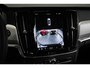 Volvo V90 T6 Automaat Plug-in hybrid AWD Ultra Dark | Panoramadak | Semi elektrische wegklapbare trekhaak | Premium audio by Harman Kardon | 360° parkeercamera | Verwarmbare voorstoelen, achterbank en stuurwiel | Gelamineerde zijruiten | Head-up display |