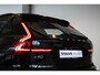 Volvo V90 T6 Automaat Plug-in hybrid AWD Ultra Dark | Panoramadak | Semi elektrische wegklapbare trekhaak | Premium audio by Harman Kardon | 360° parkeercamera | Verwarmbare voorstoelen, achterbank en stuurwiel | Gelamineerde zijruiten | Head-up display |
