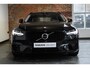 Volvo V90 T6 Automaat Plug-in hybrid AWD Ultra Dark | Panoramadak | Semi elektrische wegklapbare trekhaak | Premium audio by Harman Kardon | 360° parkeercamera | Verwarmbare voorstoelen, achterbank en stuurwiel | Gelamineerde zijruiten | Head-up display |