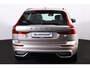 Volvo XC60 T6 Recharge AWD Ultimate Dark - Luchtvering - Panorama/schuifdak - IntelliSafe Assist & Surround - 360º Camera - Bowers & Wilkins audio - Verwarmde voorstoelen, stuur & achterbank - Parkeersensoren voor & achter - Elektr. bedienb. voorstoelen met geheugen - Draadloze tel. lader - Head up display - Elektr. inklapbare trekhaak - 20' LMV