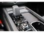 Volvo XC60 T6 Recharge AWD Ultimate Dark - Luchtvering - Panorama/schuifdak - IntelliSafe Assist & Surround - 360º Camera - Bowers & Wilkins audio - Verwarmde voorstoelen, stuur & achterbank - Parkeersensoren voor & achter - Elektr. bedienb. voorstoelen met geheugen - Draadloze tel. lader - Head up display - Elektr. inklapbare trekhaak - 20' LMV