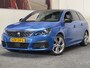 Peugeot 308 SW 1.2 PURE TECH BLUE LEASE GT PANORAMADAK NAVIGATIE CRUISE CONTROL APPLE CARPLAY/ANDROID BLUETOOTH TELEFOON DODEHOEKSENSOREN MEDIA VOORBEREIDING ACHTERUITRIJCAMERA PDC ZEER MOOI !! Brgl