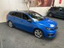Peugeot 308 SW 1.2 PURE TECH BLUE LEASE GT PANORAMADAK NAVIGATIE CRUISE CONTROL APPLE CARPLAY/ANDROID BLUETOOTH TELEFOON DODEHOEKSENSOREN MEDIA VOORBEREIDING ACHTERUITRIJCAMERA PDC ZEER MOOI !! Brgl
