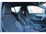 Volvo XC40 B4 Plus Dark | Harman/Kardon Audio installatie | Verwarmbare Voorstoelen | Verwarmbaar Stuurwiel | Elektrisch Verstelbare Voorstoelen | Keyless entry | 20'' lichtmetalen velgen | Panoramisch dak met schuif/kantel functie | Apple Carplay/Android auto | Visual Park Assist | Extra getinte ramen achter |