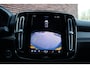 Volvo XC40 B4 Plus Dark | Harman/Kardon Audio installatie | Verwarmbare Voorstoelen | Verwarmbaar Stuurwiel | Elektrisch Verstelbare Voorstoelen | Keyless entry | 20'' lichtmetalen velgen | Panoramisch dak met schuif/kantel functie | Apple Carplay/Android auto | Visual Park Assist | Extra getinte ramen achter |