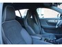 Volvo XC40 B4 Plus Dark | Premium audio by Harman Kardon | Verwarmbare Voorstoelen | Verwarmbaar Stuurwiel | Elektrisch Verstelbare Voorstoelen | Keyless entry | 20 inch lichtmetalen velgen | Panoramadak met schuif/kantel functie | Apple Carplay/Android auto | Visual Park Assist | Extra getinte ramen achter