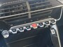 Peugeot 208 Style | Dashboard en deurpanelen in kunststof met carboneffect | Elektrisch verstelbare en verwarmbare buitenspiegels | ISOFIX op de buitenste zitplaatsen van de achterbank met TOP TETHER