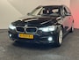 BMW 3-Serie 318i TOURING EXECUTIVE AUTOMAAT NAVIGATIE CRUISE CONTROL CLIMATE CONTROL STOELVERWARMING BLUETOOTH TELEFOON TREKHAAK PDC ZEER MOOI !! Brgl