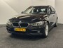 BMW 3-Serie 318i TOURING EXECUTIVE AUTOMAAT NAVIGATIE CRUISE CONTROL CLIMATE CONTROL STOELVERWARMING BLUETOOTH TELEFOON TREKHAAK PDC ZEER MOOI !! Brgl