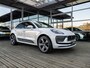 Porsche Macan 2.0 | SPORTDESIGN | SPORTCHRONO | PASM LUCHTVERING | SPORTUITLAATEINDPIJPEN | KRIJTGRIJS | 18-WEG STOELEN | ELEKTR.TREKHAAK | PANORAMA/SCHUIF-KANTELDAK | 21 INCH | BURMSTER | PLDS + |