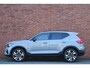 Volvo XC40 B4 Plus Dark | Panoramisch dak met Schuif-/Kantel Functie | Harman Kardon Audio installatie | Elektrisch verstelbare stoelen met Memory Functie | Extra getint glas achter | Keyless entry | Lichtmetalen velgen 20'' | 360 Graden camera | Sfeer verlichting | Voorstoelen verwarmbaar |