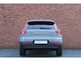 Volvo XC40 B4 Plus Dark | Panoramisch dak met Schuif-/Kantel Functie | Harman Kardon Audio installatie | Elektrisch verstelbare stoelen met Memory Functie | Extra getint glas achter | Keyless entry | Lichtmetalen velgen 20'' | 360 Graden camera | Sfeer verlichting | Voorstoelen verwarmbaar |