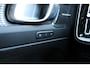 Volvo XC40 B4 Plus Dark | Panoramisch dak met Schuif-/Kantel Functie | Harman Kardon Audio installatie | Elektrisch verstelbare stoelen met Memory Functie | Extra getint glas achter | Keyless entry | Lichtmetalen velgen 20'' | 360 Graden camera | Sfeer verlichting | Voorstoelen verwarmbaar |