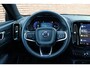 Volvo XC40 B4 Plus Dark | Panoramisch dak met Schuif-/Kantel Functie | Harman Kardon Audio installatie | Elektrisch verstelbare stoelen met Memory Functie | Extra getint glas achter | Keyless entry | Lichtmetalen velgen 20'' | 360 Graden camera | Sfeer verlichting | Voorstoelen verwarmbaar |