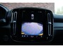 Volvo XC40 B4 Plus Dark | Panoramisch dak met Schuif-/Kantel Functie | Harman Kardon Audio installatie | Elektrisch verstelbare stoelen met Memory Functie | Extra getint glas achter | Keyless entry | Lichtmetalen velgen 20'' | 360 Graden camera | Sfeer verlichting | Voorstoelen verwarmbaar |