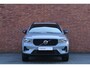 Volvo XC40 B4 Plus Dark | Panoramisch dak met Schuif-/Kantel Functie | Harman Kardon Audio installatie | Elektrisch verstelbare stoelen met Memory Functie | Extra getint glas achter | Keyless entry | Lichtmetalen velgen 20'' | 360 Graden camera | Sfeer verlichting | Voorstoelen verwarmbaar |