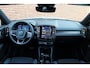Volvo XC40 B4 Plus Dark | Panoramisch dak met Schuif-/Kantel Functie | Harman Kardon Audio installatie | Elektrisch verstelbare stoelen met Memory Functie | Extra getint glas achter | Keyless entry | Lichtmetalen velgen 20'' | 360 Graden camera | Sfeer verlichting | Voorstoelen verwarmbaar |
