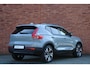Volvo XC40 B4 Plus Dark | Panoramisch dak met Schuif-/Kantel Functie | Harman Kardon Audio installatie | Elektrisch verstelbare stoelen met Memory Functie | Extra getint glas achter | Keyless entry | Lichtmetalen velgen 20'' | 360 Graden camera | Sfeer verlichting | Voorstoelen verwarmbaar |