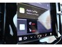 Volvo XC40 B4 Plus Dark | Panoramisch dak met Schuif-/Kantel Functie | Harman Kardon Audio installatie | Elektrisch verstelbare stoelen met Memory Functie | Extra getint glas achter | Keyless entry | Lichtmetalen velgen 20'' | 360 Graden camera | Sfeer verlichting | Voorstoelen verwarmbaar |