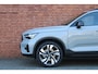 Volvo XC40 B4 Plus Dark | Panoramisch dak met Schuif-/Kantel Functie | Harman Kardon Audio installatie | Elektrisch verstelbare stoelen met Memory Functie | Extra getint glas achter | Keyless entry | Lichtmetalen velgen 20'' | 360 Graden camera | Sfeer verlichting | Voorstoelen verwarmbaar |
