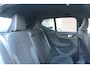 Volvo XC40 B4 Plus Dark | Panoramisch dak met Schuif-/Kantel Functie | Harman Kardon Audio installatie | Elektrisch verstelbare stoelen met Memory Functie | Extra getint glas achter | Keyless entry | Lichtmetalen velgen 20'' | 360 Graden camera | Sfeer verlichting | Voorstoelen verwarmbaar |