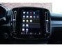 Volvo XC40 B4 Plus Dark | Panoramisch dak met Schuif-/Kantel Functie | Harman Kardon Audio installatie | Elektrisch verstelbare stoelen met Memory Functie | Extra getint glas achter | Keyless entry | Lichtmetalen velgen 20'' | 360 Graden camera | Sfeer verlichting | Voorstoelen verwarmbaar |