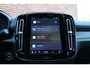 Volvo XC40 B4 Plus Dark | Panoramisch dak met Schuif-/Kantel Functie | Harman Kardon Audio installatie | Elektrisch verstelbare stoelen met Memory Functie | Extra getint glas achter | Keyless entry | Lichtmetalen velgen 20'' | 360 Graden camera | Sfeer verlichting | Voorstoelen verwarmbaar |