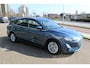 Ford Focus Wagon 1.0-125pk EcoBoost Mild-hybrid Titanium. Mooie, ruime, luxe en comfortabele Ford Focus wagon. Volautm. airco dual, camera, stoel-, stuur- en voorraamverw., easy entry/easy go, cruise control, Isofix, side- en lane assist, parkeersensoren v+a, LM wielen etc.