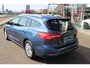 Ford Focus Wagon 1.0-125pk EcoBoost Mild-hybrid Titanium. Mooie, ruime, luxe en comfortabele Ford Focus wagon. Volautm. airco dual, camera, stoel-, stuur- en voorraamverw., easy entry/easy go, cruise control, Isofix, side- en lane assist, parkeersensoren v+a, LM wielen etc.