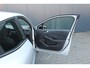 Renault Clio 1.0 TCe 90 Equilibre | incl. 12 maanden garantie | Parkeersensoren | LED | DAB+ | Navigatie | Cruise control | Airco | Apple carplay | Lane assist | Verkeersbord detectie | Regensensor | Origineel NL auto | Dealer onderhouden |