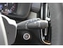 Volvo XC40 B4 211pk Automaat Inscription Panoramisch schuif-kanteldak / Adaptieve Cruise control / Trekhaak / 19" lichtmetalen velgen / Apple Carplay / Harman Kardon Audio