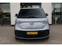 Volkswagen ID. Buzz Pro Bulli 86 kWh LWB 7p. 286PK / 210kW, 7 persoons, warmtepomp, LED Matrix IQ.Light, rondomzichtcamera, Keyless Entry & Go, Apple Carplay & Android Auto, dynamische grootlichtassistent, adaptive cruise control met Stop&Go (ACC), verwarmbare voorruit, parkeerassistent (Park Assisit Pro), navigatie, achteruitrijcamera, verwarmbare voorstoelen, zijschuifdeur links + rechts, draadloos telefoon laden, dodehoekdetectie (Side Assist), digitaal instrumentenpaneel, verarmbaar stuurwiel, kunstlederen interieurdelen, extra getint glas achter, verlichte strip tussen koplampen, 21'' LMV