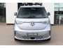 Volkswagen ID. Buzz Pro Bulli 86 kWh LWB 7p. 286PK / 210kW 7 persoons, warmtepomp, LED Matrix IQ.Light, rondomzichtcamera, Keyless Entry & Go, Apple Carplay & Android Auto, dynamische grootlichtassistent, adaptive cruise control met Stop&Go (ACC), verwarmbare voorruit, parkeerassistent (Park Assisit Pro), navigatie, achteruitrijcamera, verwarmbare voorstoelen, zijschuifdeur links + rechts, draadloos telefoon laden, dodehoekdetectie (Side Assist), digitaal instrumentenpaneel, verarmbaar stuurwiel, kunstlederen interieurdelen, extra getint glas achter, verlichte strip tussen koplampen, 21'' LMV