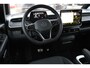 Volkswagen ID. Buzz Pro Bulli 86 kWh LWB 7p. 286PK / 210kW, 7 persoons, warmtepomp, LED Matrix IQ.Light, rondomzichtcamera, Keyless Entry & Go, Apple Carplay & Android Auto, dynamische grootlichtassistent, adaptive cruise control met Stop&Go (ACC), verwarmbare voorruit, parkeerassistent (Park Assisit Pro), navigatie, achteruitrijcamera, verwarmbare voorstoelen, zijschuifdeur links + rechts, draadloos telefoon laden, dodehoekdetectie (Side Assist), digitaal instrumentenpaneel, verarmbaar stuurwiel, kunstlederen interieurdelen, extra getint glas achter, verlichte strip tussen koplampen, 21'' LMV