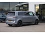Volkswagen ID. Buzz Pro Bulli 86 kWh LWB 7p. 286PK / 210kW, 7 persoons, warmtepomp, LED Matrix IQ.Light, rondomzichtcamera, Keyless Entry & Go, Apple Carplay & Android Auto, dynamische grootlichtassistent, adaptive cruise control met Stop&Go (ACC), verwarmbare voorruit, parkeerassistent (Park Assisit Pro), navigatie, achteruitrijcamera, verwarmbare voorstoelen, zijschuifdeur links + rechts, draadloos telefoon laden, dodehoekdetectie (Side Assist), digitaal instrumentenpaneel, verarmbaar stuurwiel, kunstlederen interieurdelen, extra getint glas achter, verlichte strip tussen koplampen, 21'' LMV