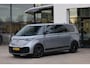 Volkswagen ID. Buzz Pro Bulli 86 kWh LWB 7p. 286PK / 210kW, 7 persoons, warmtepomp, LED Matrix IQ.Light, rondomzichtcamera, Keyless Entry & Go, Apple Carplay & Android Auto, dynamische grootlichtassistent, adaptive cruise control met Stop&Go (ACC), verwarmbare voorruit, parkeerassistent (Park Assisit Pro), navigatie, achteruitrijcamera, verwarmbare voorstoelen, zijschuifdeur links + rechts, draadloos telefoon laden, dodehoekdetectie (Side Assist), digitaal instrumentenpaneel, verarmbaar stuurwiel, kunstlederen interieurdelen, extra getint glas achter, verlichte strip tussen koplampen, 21'' LMV